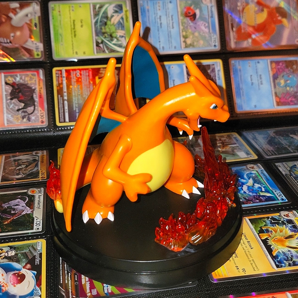 Charizard Figure Display - Picture 6 of 10
